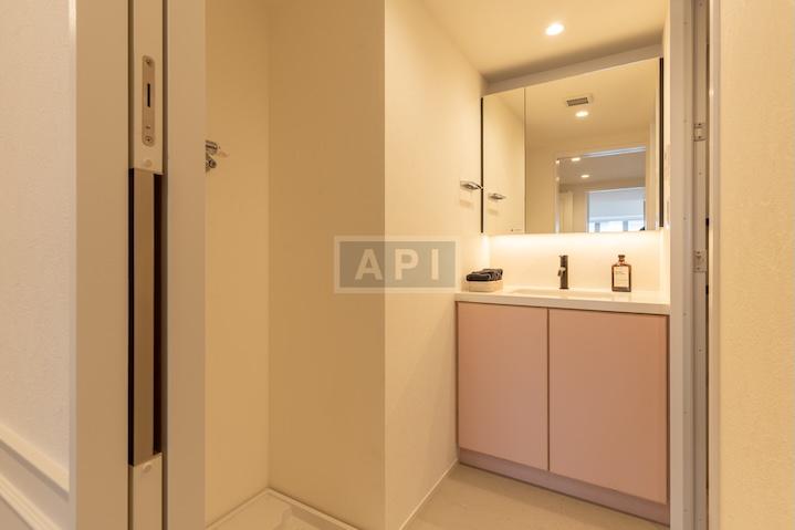  |  Interior photo 13