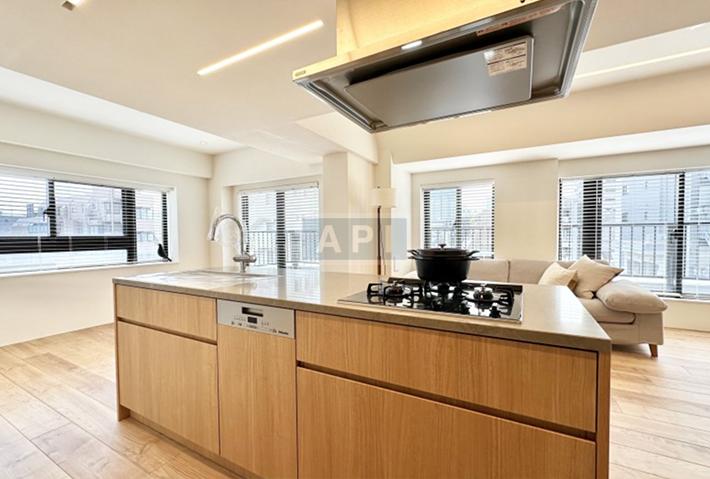  |  Interior photo 04