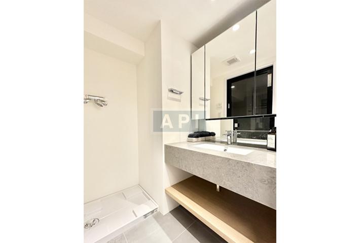  |  Interior photo 11