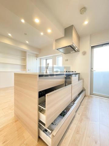  |  Interior photo 04