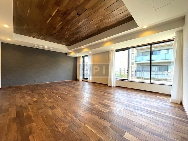  |  Interior photo 02