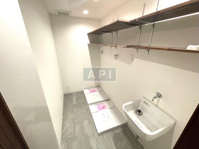  |  Interior photo 12