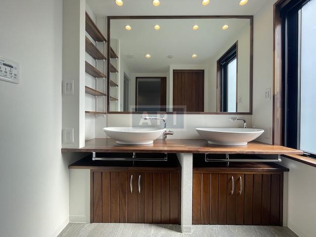  |  Interior photo 10