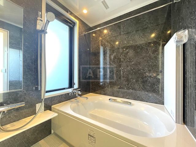  |  Interior photo 18