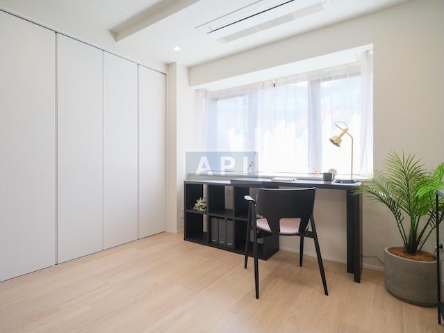  |  Interior photo 10
