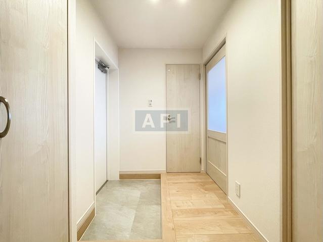  |  Interior photo 13