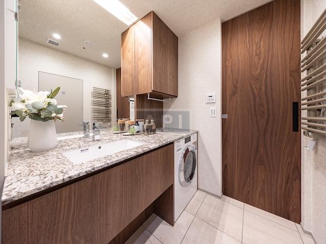  |  Interior photo 05