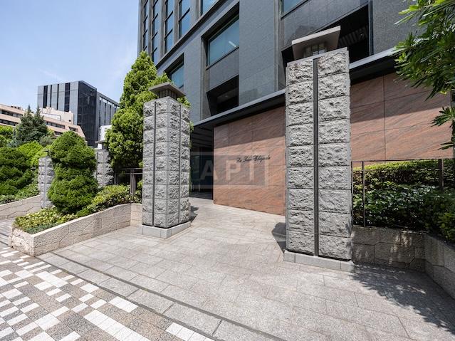  |  Exterior photo 05