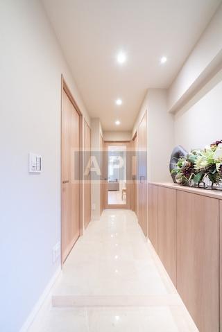  |  Interior photo 10
