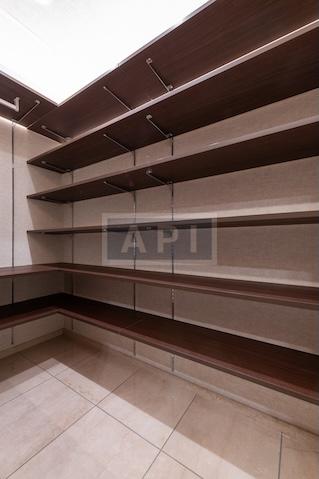  |  Interior photo 10