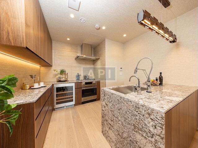  |  Interior photo 04