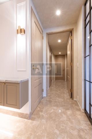  |  Interior photo 04
