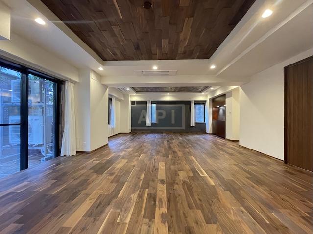  |  Interior photo 02