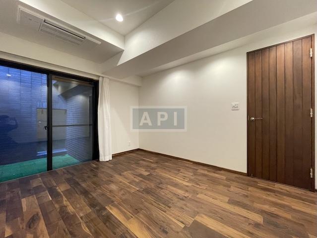  |  Interior photo 11