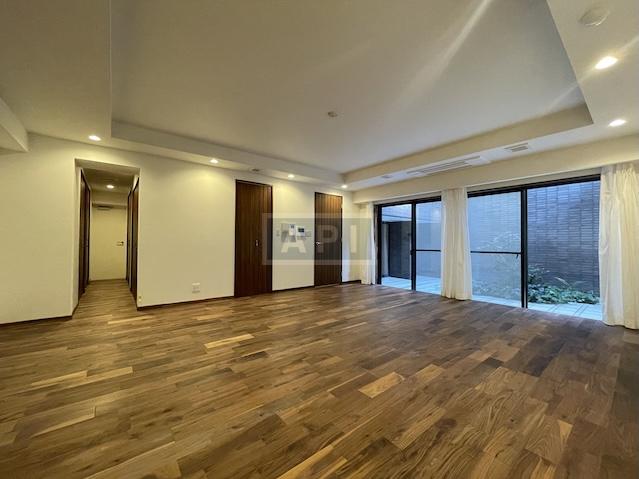  |  Interior photo 06