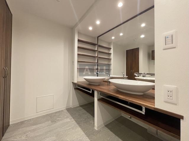  |  Interior photo 14
