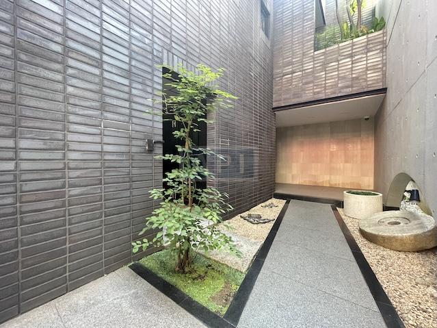  |  Exterior photo 05