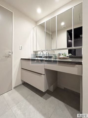  |  Interior photo 05