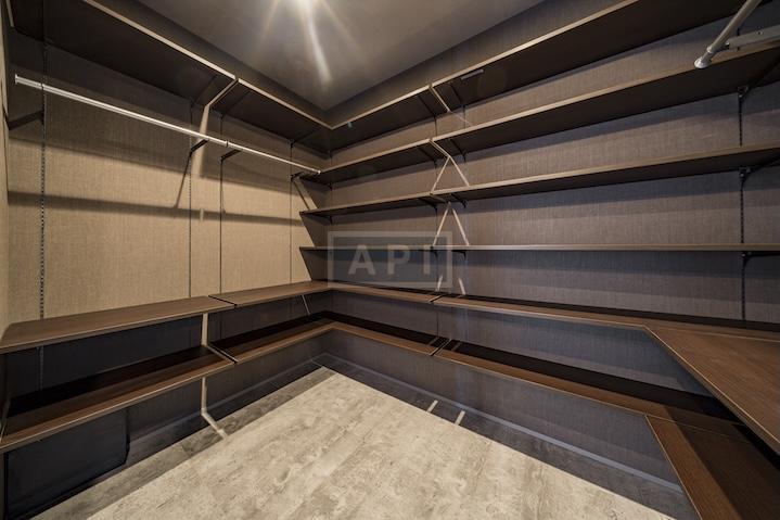  |  Interior photo 19