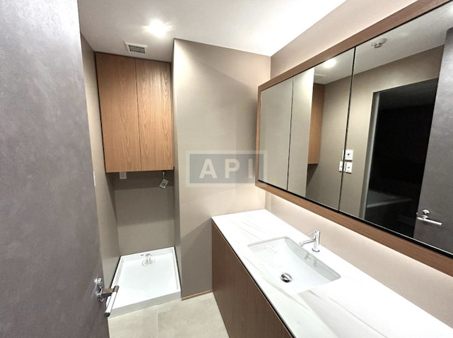  |  Interior photo 04