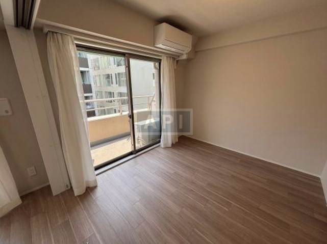  |  Interior photo 06