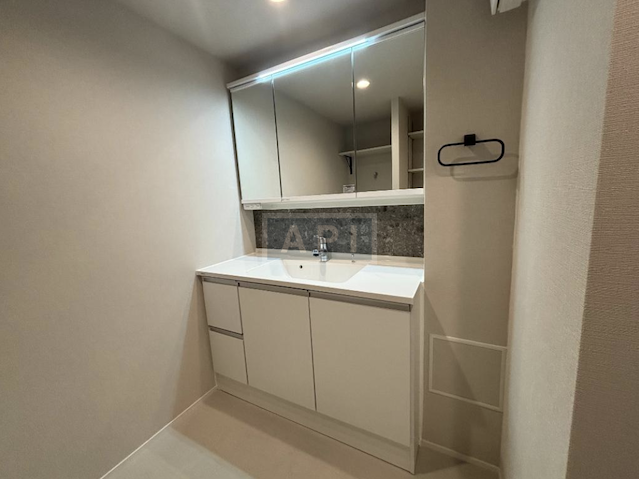  |  Interior photo 04