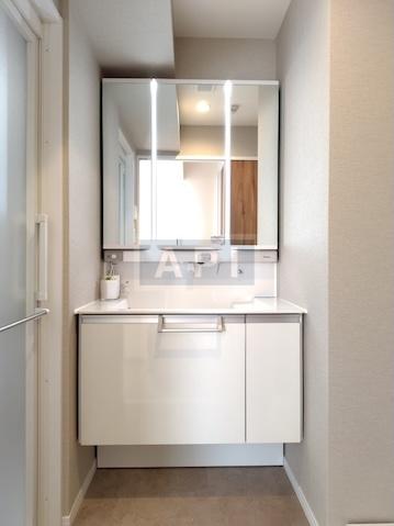  |  Interior photo 04