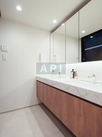  |  Interior photo 07