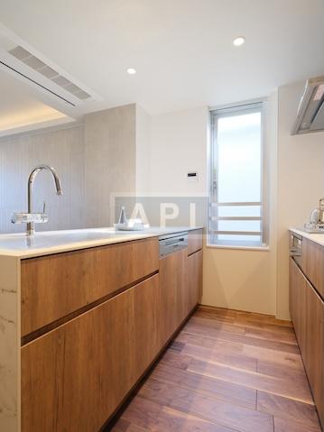  |  Interior photo 04