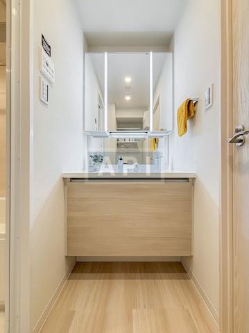  |  Interior photo 06