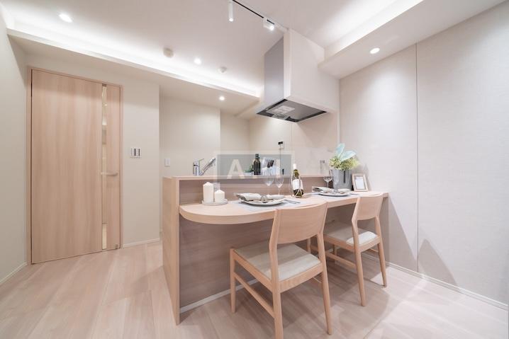  |  Interior photo 10