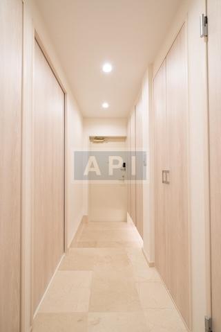  |  Interior photo 10