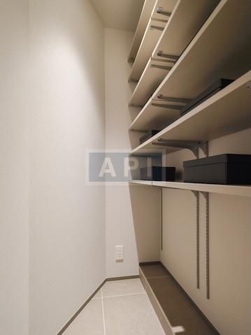  |  Interior photo 13