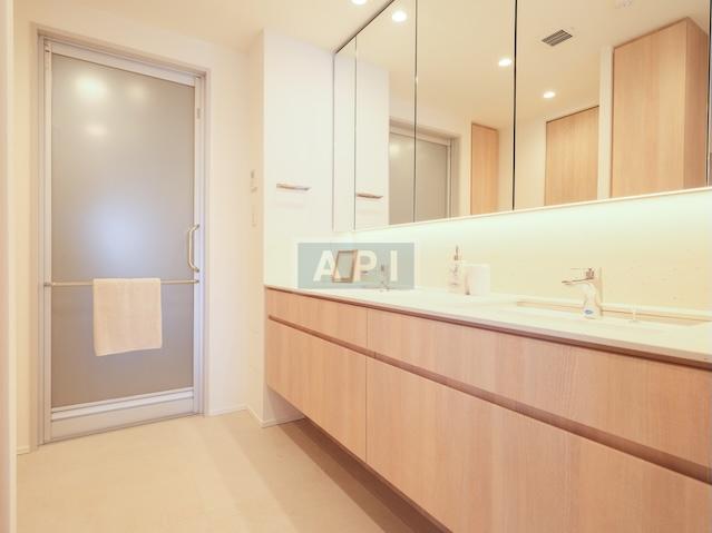  |  Interior photo 07