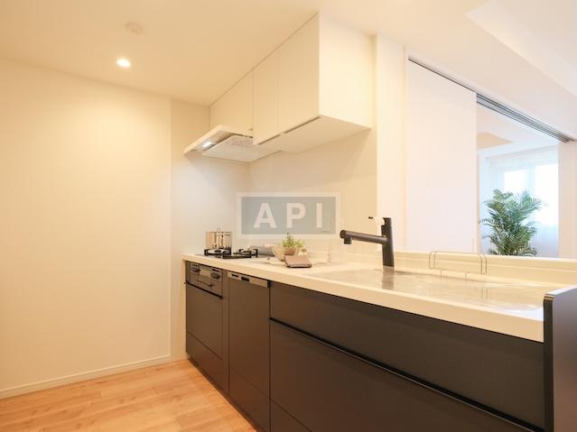  |  Interior photo 04