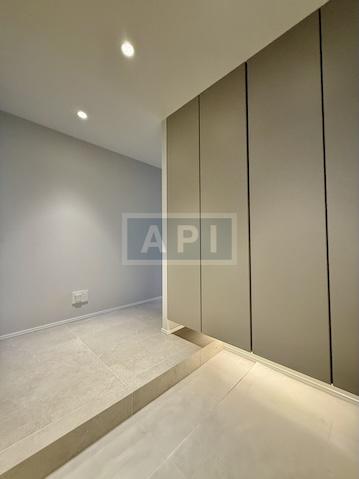  |  Interior photo 16