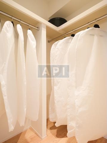  |  Interior photo 10