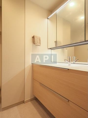  |  Interior photo 07