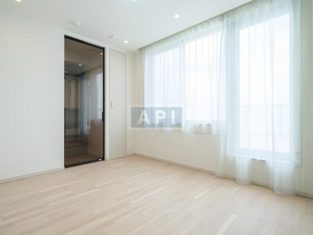  |  Interior photo 10