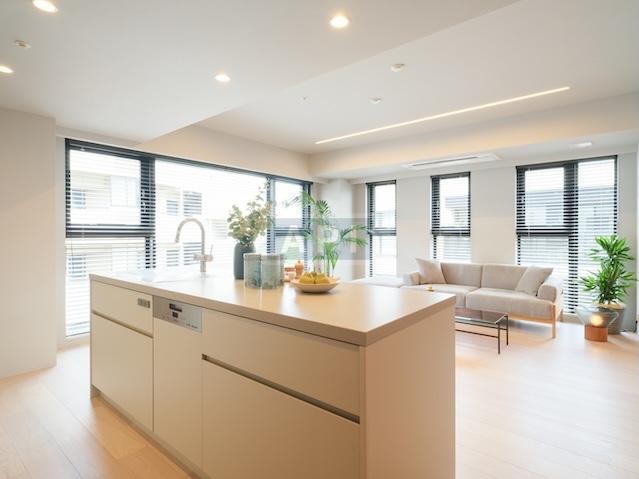  |  Interior photo 04