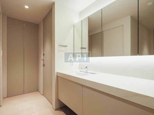  |  Interior photo 05