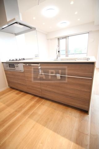  |  Interior photo 04
